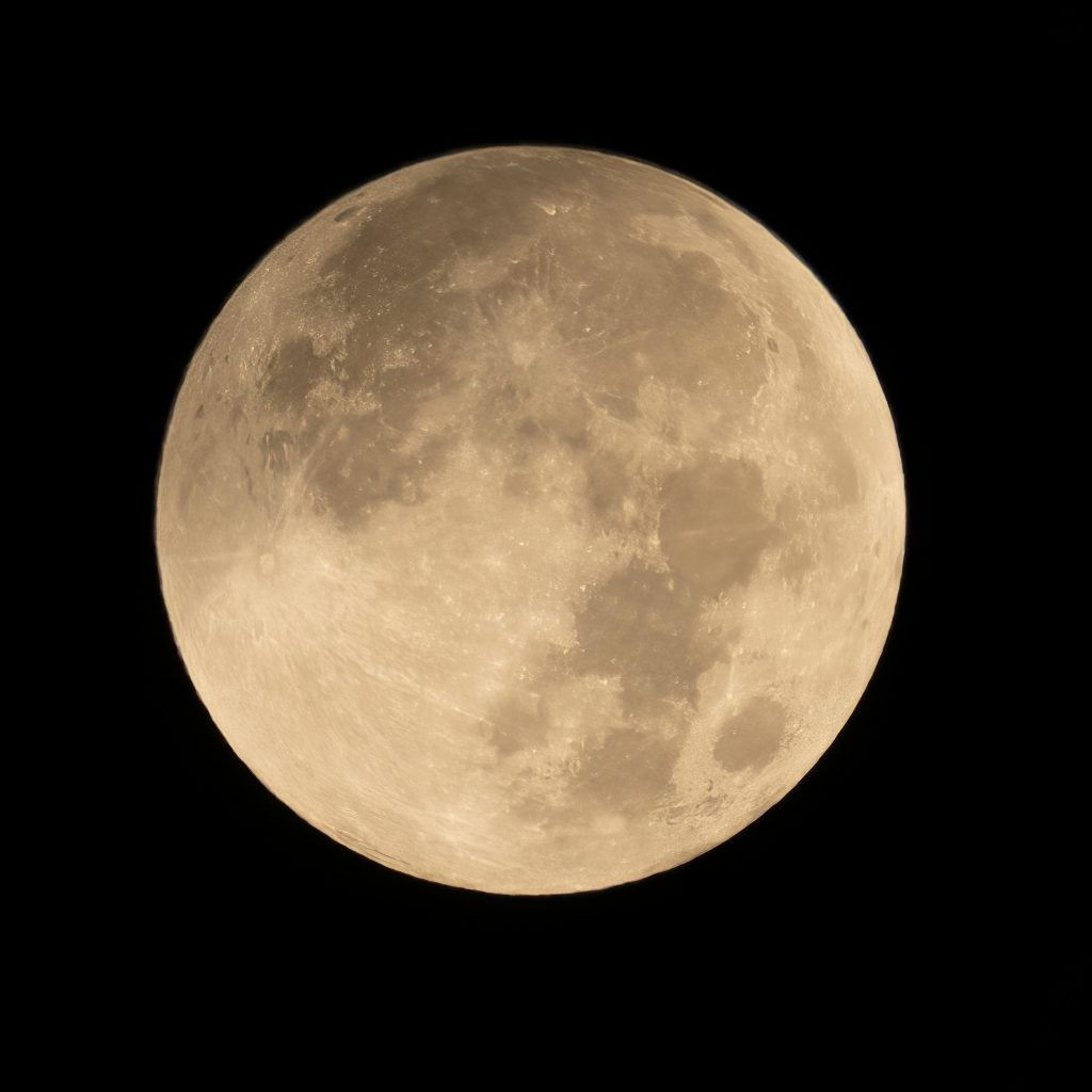 Outubro chega trazendo uma sequência mágica de eventos astronômicos imperdíveis. O grande destaque será o cometa C/2023 A3 (Tsuchinshan-ATLAS), conhecido como o “cometa do século”. Descoberto em janeiro de 2023, ele atingirá seu brilho máximo no dia 12, prometendo um espetáculo visual raro, visível a olho nu em áreas com baixa poluição luminosa.